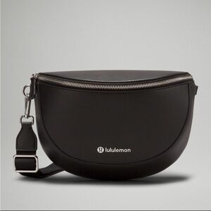 Lululemon Cactus Material Saddle Crossbody Bag 2L - Black